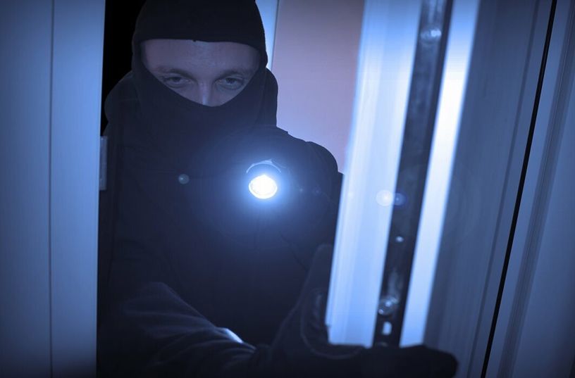 Einbrecher durchwühlten ein Haus in der Josef-Förster-Straße und stahlen Schmuck und Wertsachen.