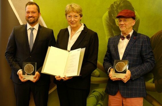 Karin Schmitt-Promny, stellvertretende Vorsitzenden des Landschaftsverbands Rheinland, überreichte den Rheinlandtaler an Benedikt (l.) und Konrad Schöller. Foto: Möller