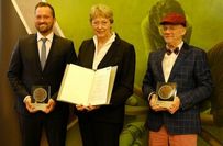 Karin Schmitt-Promny, stellvertretende Vorsitzenden des Landschaftsverbands Rheinland, überreichte den Rheinlandtaler an Benedikt (l.) und Konrad Schöller. Foto: Möller