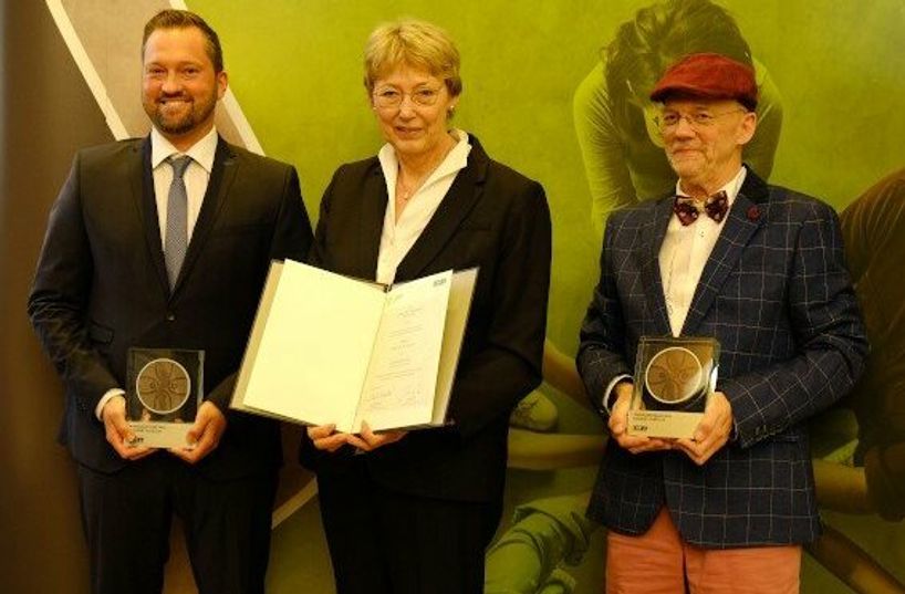 Karin Schmitt-Promny, stellvertretende Vorsitzenden des Landschaftsverbands Rheinland, überreichte den Rheinlandtaler an Benedikt (l.) und Konrad Schöller. Foto: Möller