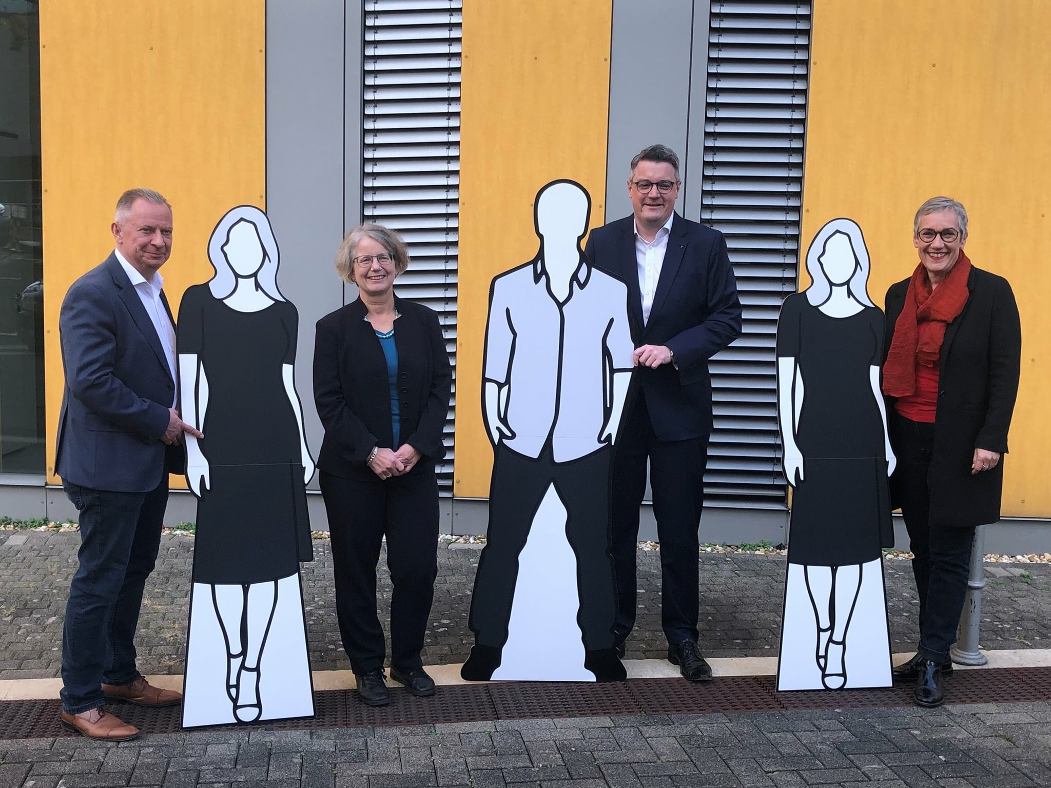 Durch die Wiederbelebung des Studienstandortes Aachen für das Grundschullehramt wollen die Spitzen von Stadt und Städteregion Aachen sowie den Kreisen Düren und Heinsberg echte Nachwuchs-Lehrkräfte statt Pappkameraden für die Bildung der Kinder gewinnen