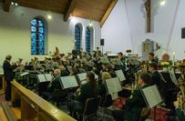 Der Musikverein »Eifelklänge« Eicherscheid lädt erstmalig gemeinsam mit den Trommlern und Pfeifern Eicherscheid-Konzen zum Adventskonzert ein. Die weihnachtlichen Klänge in der Pfarrkirche läuten den Lucia-Markt am Pfarrheim ein.