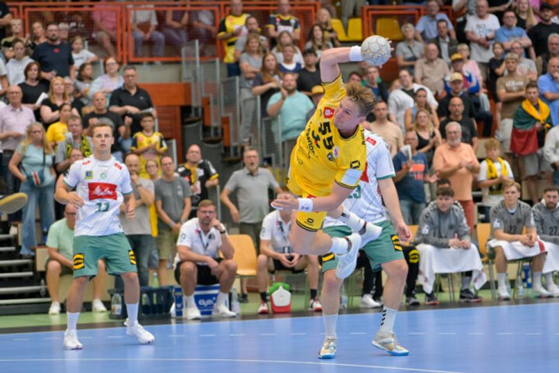 Die Szene zeigt Spieler beider Mannschaften im Zweikampf