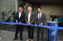 Schnitten anlässlich der Eröffnung der psychiatrischen Tagesklinik in Mechernich das blaue Band durch: Andreas Schultz, Geschäftsführer der Stiftung Marien-Hospital Euskirchen, Dr. med. Dirk Arenz, Chefarzt Klinische Psychiatrie und Psychotherapie im Marien-Hospital.