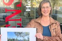 Petra Hill zeigt ihren Kalender mit Aufnahmen aus Schönecken und Umgebung.