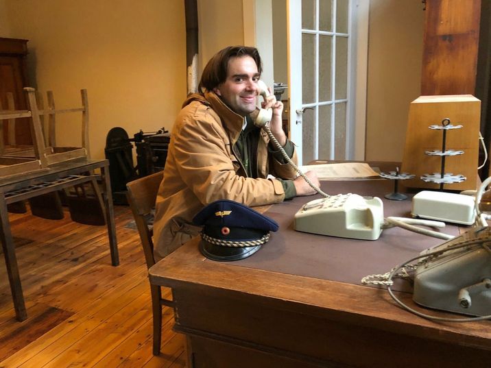 Andreas Kurth hat den Arbeitsplatz des Bahnhofsvorstehers wieder eingerichtet.