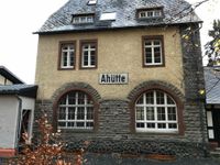 Das ursprüngliche Originalschild dees Bahnhofs wurde aufgehübscht und wieder aufgehängt.