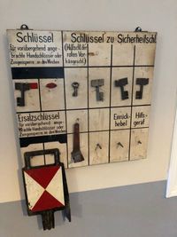 Mit vielen historischen Details rückt der Bahnhof Ahütte die Besucherinnen und Besucher ins Jahr 1973.