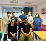 Vordere Reihe v.l.n.r.: die glücklichen Eltern, Anna Volles und Rene Jung, dahinter v.l.n.r.:
Chefärztin Izampella Papadopoulou, Assistenzärztin Nora Strack, Assistenzarzt Felipe Bejar mit der kleinen
Charlotte im Arm, Krankenschwester und Stationsleitung Danika Josten sowie Oberärztin Jaqueline Wachnitz de
Gauna.