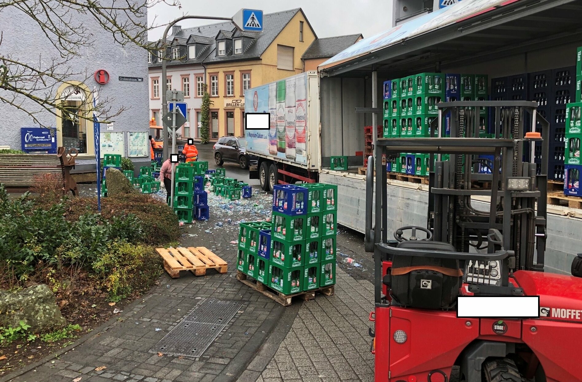 Einen unfreiwilligen Zwischenstopp legte der Lkw in Hillesheim ein, nachdem die Leergutkisten auf die Straße gefallen waren.