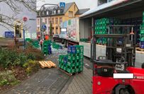 Einen unfreiwilligen Zwischenstopp legte der Lkw in Hillesheim ein, nachdem die Leergutkisten auf die Straße gefallen waren.