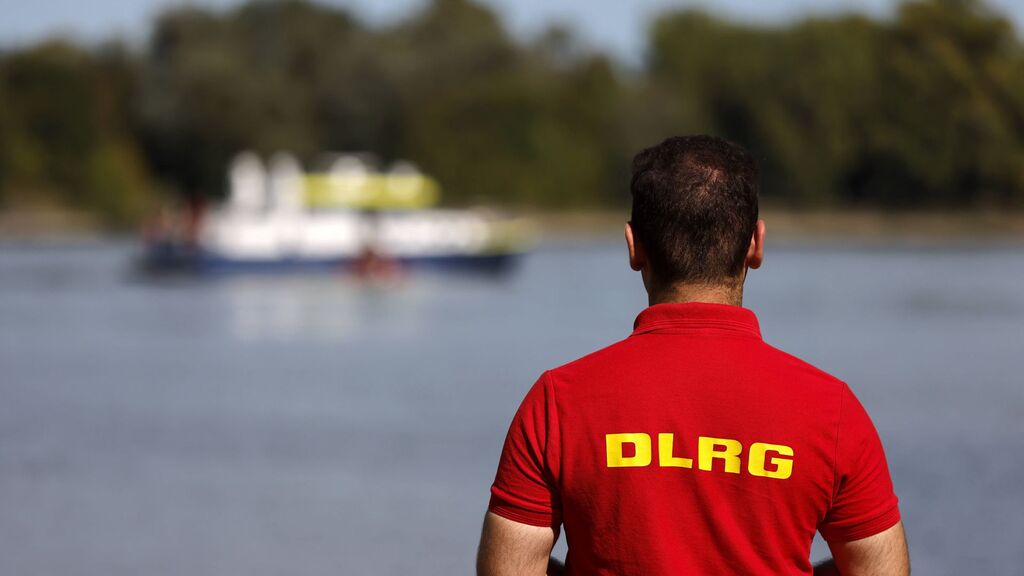 Die Jugendliche musste von Rettungskräften aus dem Fluss gezogen werden. (Symbolfoto)
