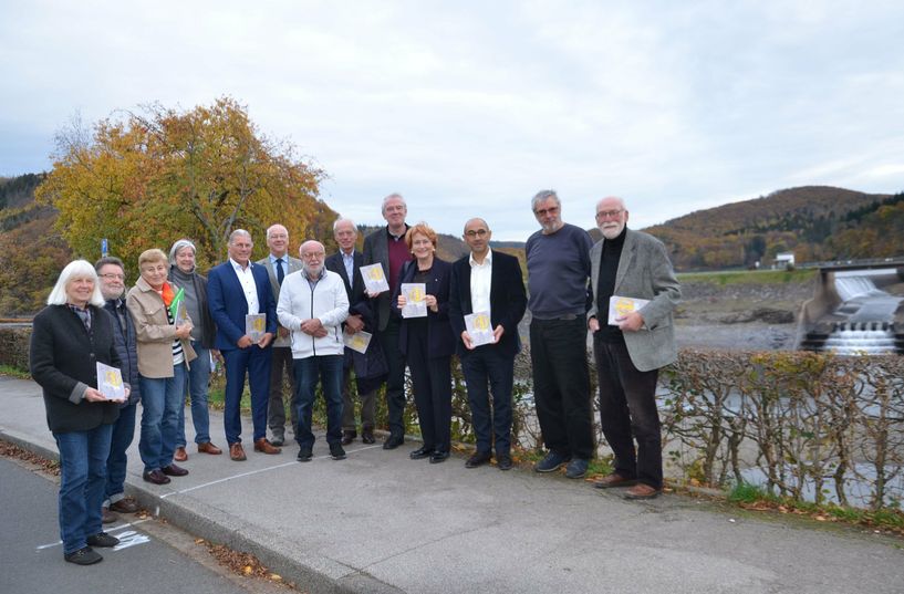 Der Vorstand des Geschichtsvereins des Monschauer Landes um Gabriele Harzheim (l.), Vertreter der lokalen Politik und des Weiss-Verlags, präsentieren das neue »Heimatjahrbuch«, das pünktlich zum 100. Geburtstag des Geschichtsvereins einen umfassenden Blick zurück wirft.