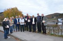 Der Vorstand des Geschichtsvereins des Monschauer Landes um Gabriele Harzheim (l.), Vertreter der lokalen Politik und des Weiss-Verlags, präsentieren das neue »Heimatjahrbuch«, das pünktlich zum 100. Geburtstag des Geschichtsvereins einen umfassenden Blick zurück wirft.