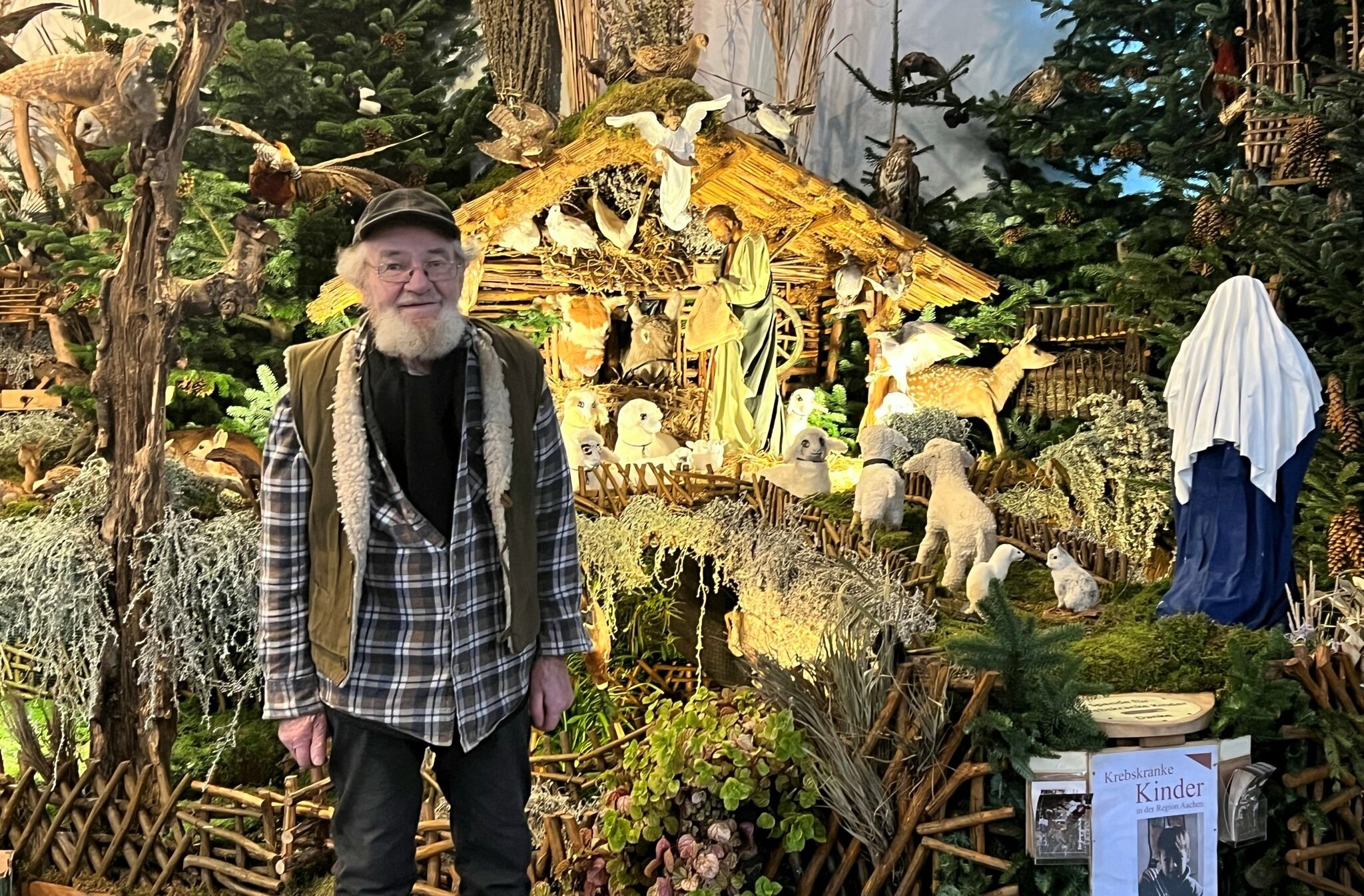 Reiner jakobs, stolze 81 Jahre alt, wird als »singender Hirte« wieder zahlreiche Besucher an seiner Landschaftskrippe in Höfens Pfarrkirche begrüßen. Er musiziert zum 31. Mal für den guten Zweck - mehr als 25 Jahre bereits für den Förderkreis »Hilfe für krebskranke Kinder« im Aachener Klinikum