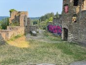 Unbekannte besprühten in Winneberg mehrere Hausfassaden, Garagentore und eine Bushaltestelle; die Polizei bittet um Hinweise.