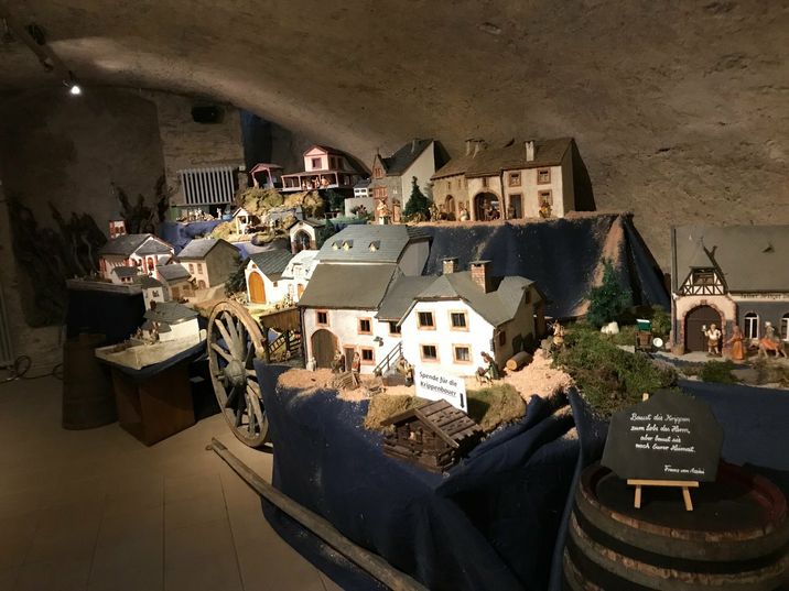 Ein Nachbau des Feller Burgtors aus der Zeit der Maximiner Burgherren heißt die Gäste auf dem Festplatz im Ortskern willkommen.Foto:   privat