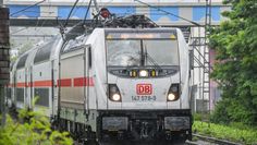 Ein Intercity steht auf freier Strecke, nachdem eine Oberleitung auf den Zug gefallen war.
