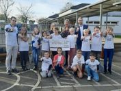 Die Kinder der Klasse 4a hatten ein T-Shirt mit der Aufschrift »Wir laufen für dich« bei Sponsorenlauf und Scheckübergabe getragen. Schulleiter Björn Dreesbach würdigte diese Geste: »Schön, dass ihr damit auf die besondere Aktion für eure Klassenkame(...)
