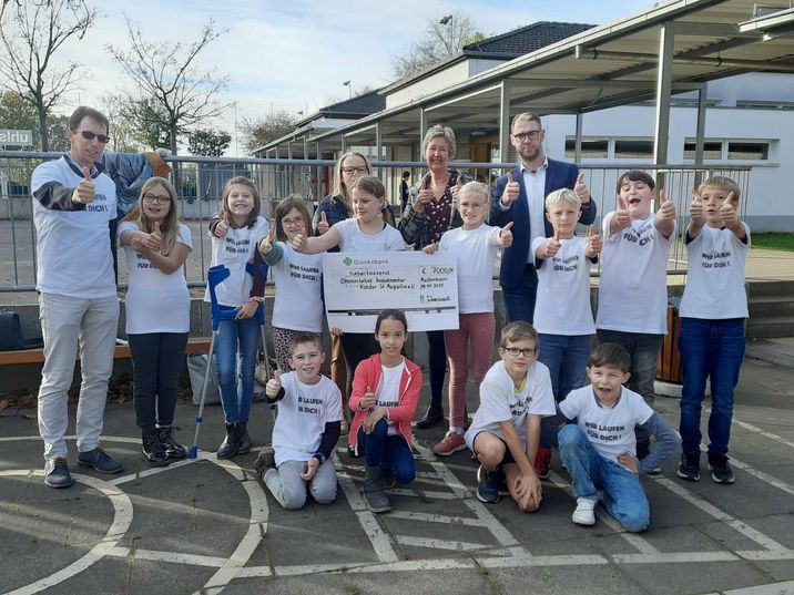 Die Kinder der Klasse 4a hatten ein T-Shirt mit der Aufschrift »Wir laufen für dich« bei Sponsorenlauf und Scheckübergabe getragen. Schulleiter Björn Dreesbach würdigte diese Geste: »Schön, dass ihr damit auf die besondere Aktion für eure Klassenkame(...)