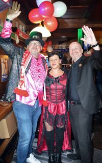 Begeisterte Narren bei Lydias zweitem "Karnevalistischen Frühschoppen" in der "Langen Theke" in Trier