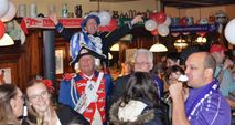 Begeisterte Narren bei Lydias zweitem "Karnevalistischen Frühschoppen" in der "Langen Theke" in Trier