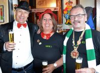 Begeisterte Narren bei Lydias zweitem "Karnevalistischen Frühschoppen" in der "Langen Theke" in Trier