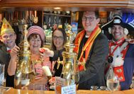 Begeisterte Narren bei Lydias zweitem "Karnevalistischen Frühschoppen" in der "Langen Theke" in Trier
