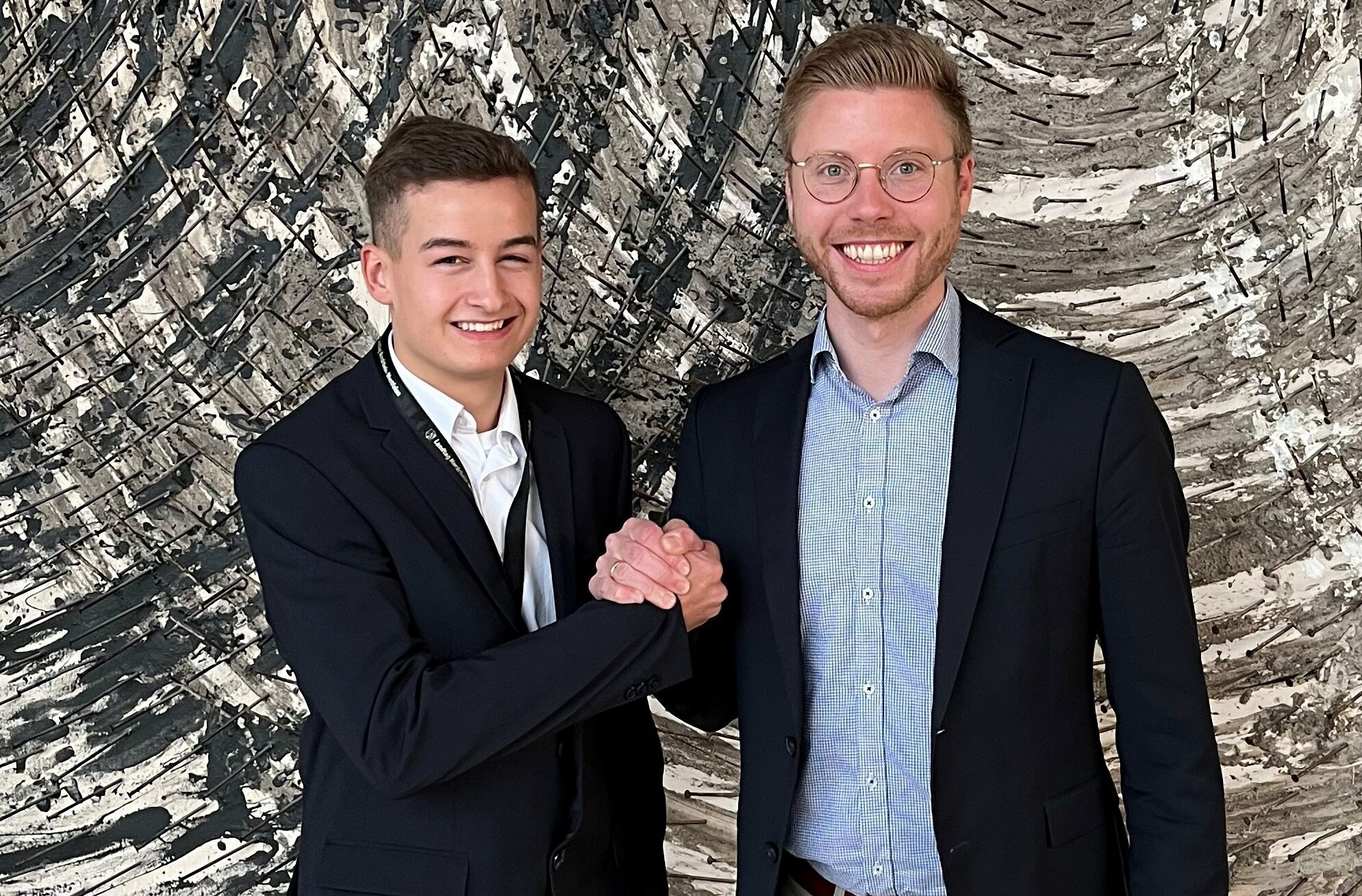 Daniel Scheen-Pauls (r.) lud Till Beißel aus Roetgen ein im Jugendlandtag die parlamentarische Arbeit zu erkunden.
