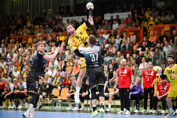 Die Szene zeigt Spieler beider Mannschaften im Zweikampf