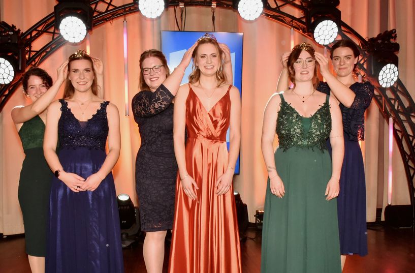 Die bisherigen Naheweinmajestäten (hinten v. l.) Aileen Süß, Sophia Semus und Sofia Forster setzen ihren Nachfolgerinnen (vorne von l.) Tina Anheuser, Christina Schwarz und Johanna Lorenz die Krönchen auf.