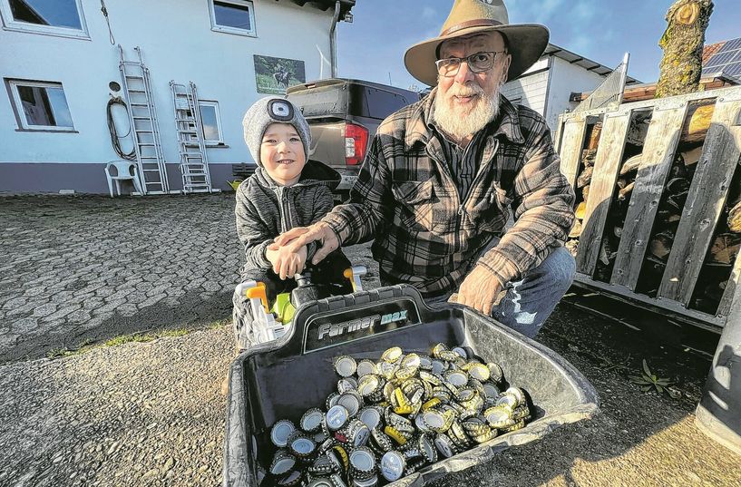 Der vierjährige Tom Winkler liefert mit seinem Traktor wieder eine Fuhre mit Kronkorken bei Karl-Heinz »Les« Domalewski in Schöneseiffen ab.