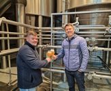 Braumeister Thorsten Beck (l.) und Geschäftsführer Sven Schirmer haben noch gut Lachen, doch die Energiekrise setzt den Kirner Brauern zu.