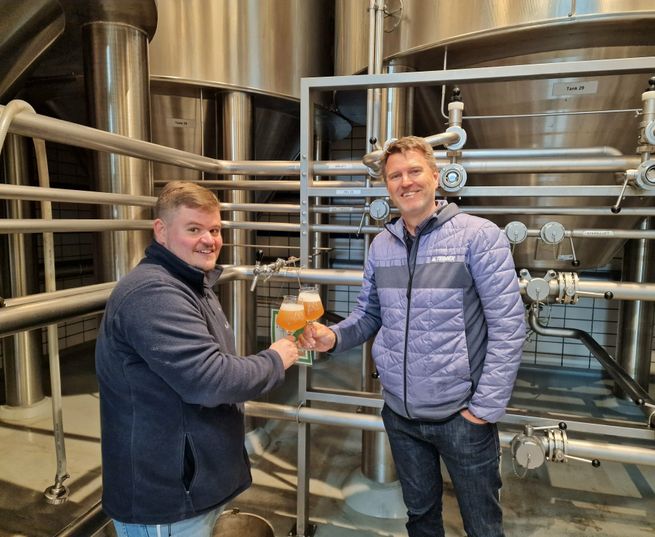 Braumeister Thorsten Beck (l.) und Geschäftsführer Sven Schirmer haben noch gut Lachen, doch die Energiekrise setzt den Kirner Brauern zu.