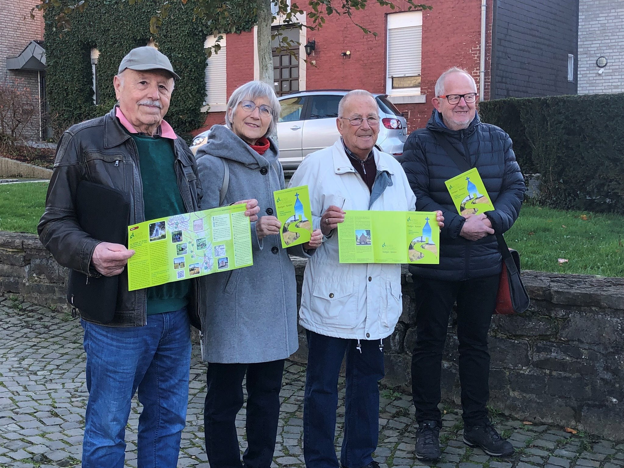 Historiker und Naturfreunde - (v.l.) Rolf Wilden, Dorothee Lausberg, Reiner Breuer und Ben Magrean - haben gemeinsam die »Sternroute 10« auf dem alten Kirchweg zwischen Roetgen und Konzen erlebbar gemacht. Foto: T. Förster