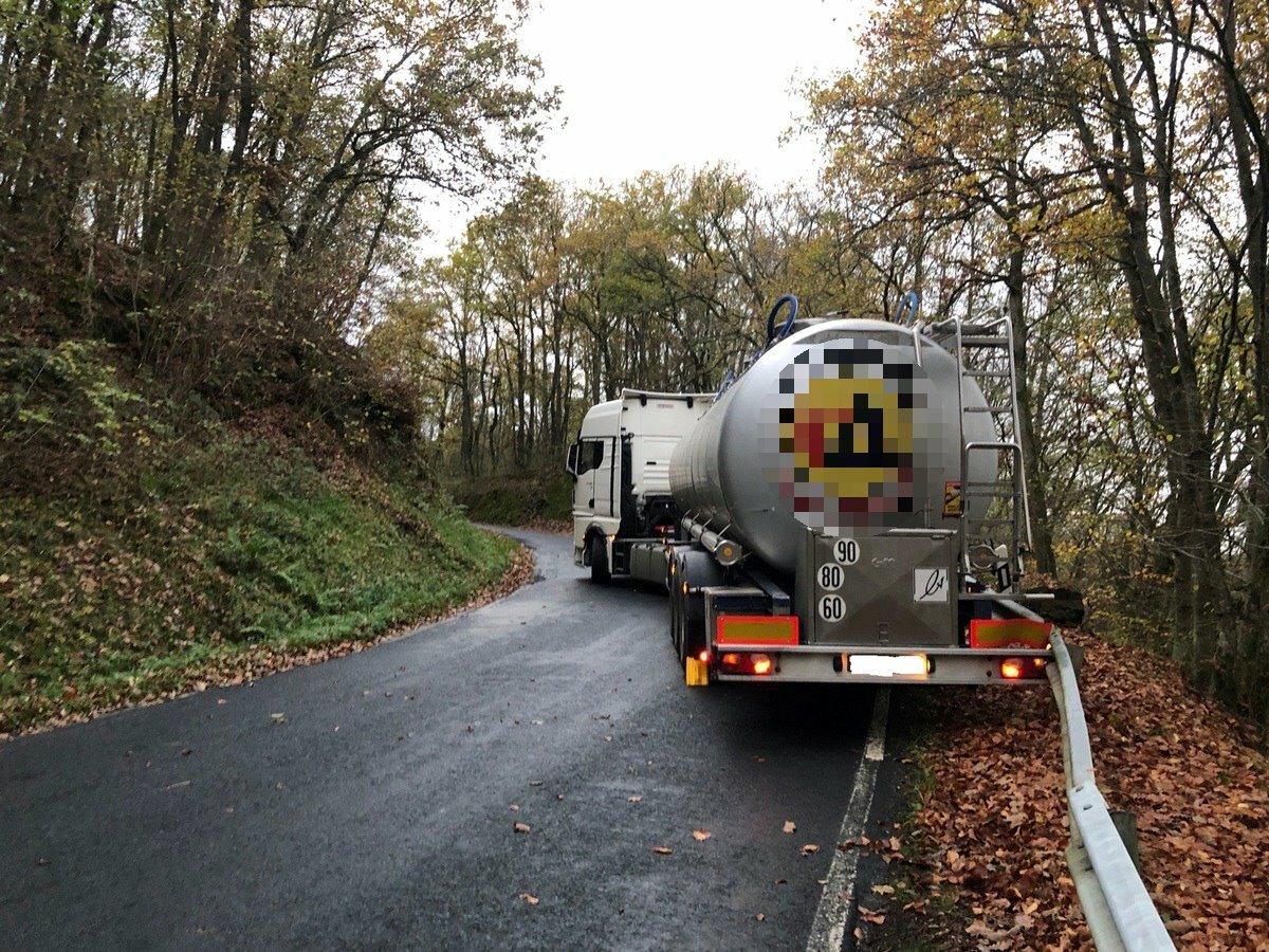 Neben der Fahrbahn hatte sich der Sattelzug mit den Rändern festgefahren.