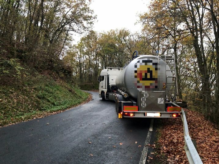 Neben der Fahrbahn hatte sich der Sattelzug mit den Rändern festgefahren.