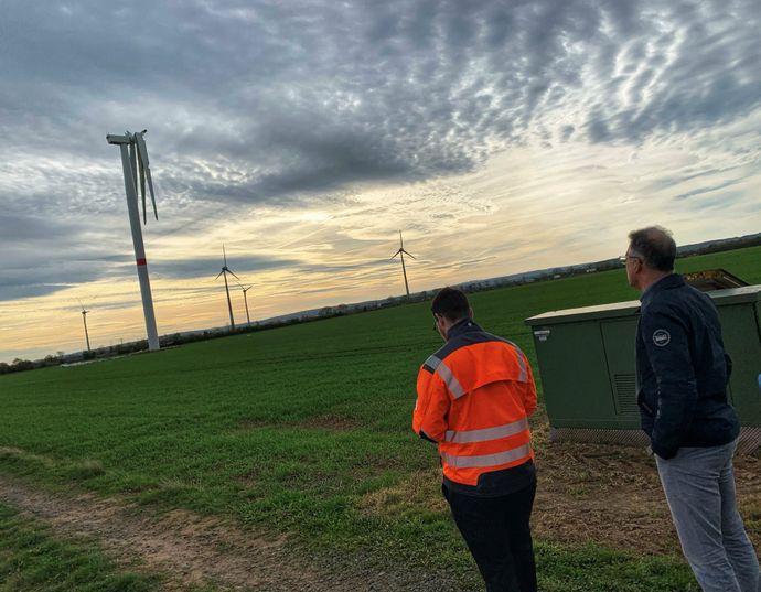 Bürgermeister Ulf Hürtgen (r.) machte sich vor Ort persönlich ein Bild von der zerstörten Windkraftanlage bei Zülpich-Wichterich.