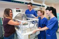 „In unserem Perinatalzentrum Level 1 arbeiten spezialisierte Pflegekräfte unter anderem eng mit spezialisierten Kinderärzten (Neonatologen), Hebammen, Geburtshelfern, Kinderchirurgen und Anästhesisten zusammen“, so Priv.-Doz. Dr. med. Wolfgang Thomas, Chefarzt der Kinder- und Jugendmedizin am Klinikum Mutterhaus.