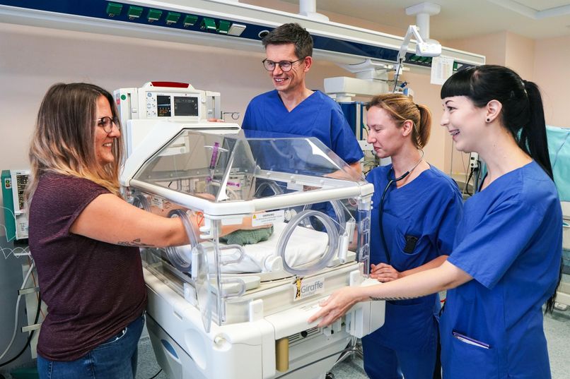 „In unserem Perinatalzentrum Level 1 arbeiten spezialisierte Pflegekräfte unter anderem eng mit spezialisierten Kinderärzten (Neonatologen), Hebammen, Geburtshelfern, Kinderchirurgen und Anästhesisten zusammen“, so Priv.-Doz. Dr. med. Wolfgang Thomas, Chefarzt der Kinder- und Jugendmedizin am Klinikum Mutterhaus.