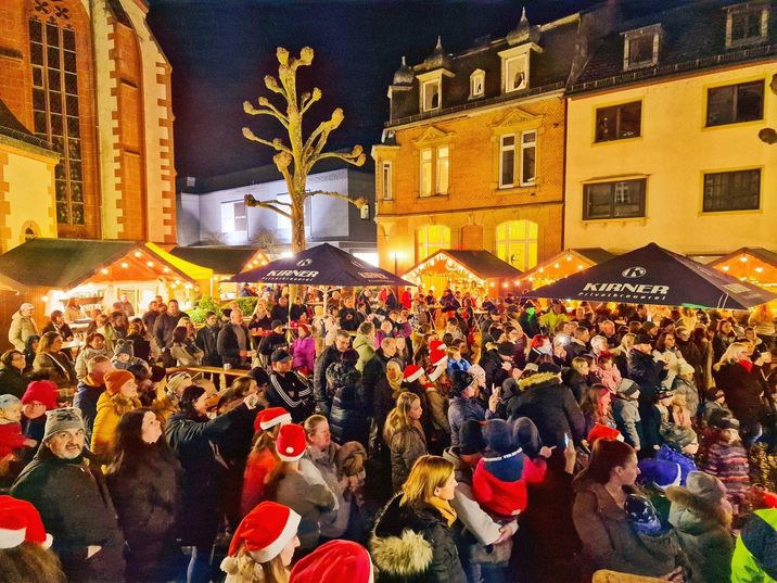 Volles Haus im "Kaufhaus Kirn" beim Weihnachtsmarktauftakt
