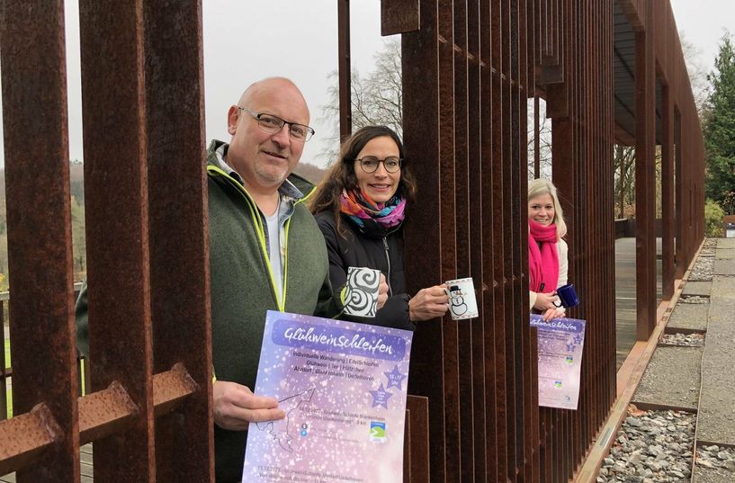 Die Ortsvorsteher von Ahrdorf und Uedelhoven, Ralf Ruland (v.li.) und Yvonne Kalbusch-Fürsatz, stellten mit Blankenheims Bürgermeisterin Jennifer Meuren an der Römervilla die GlühweinSchleifen vor.
