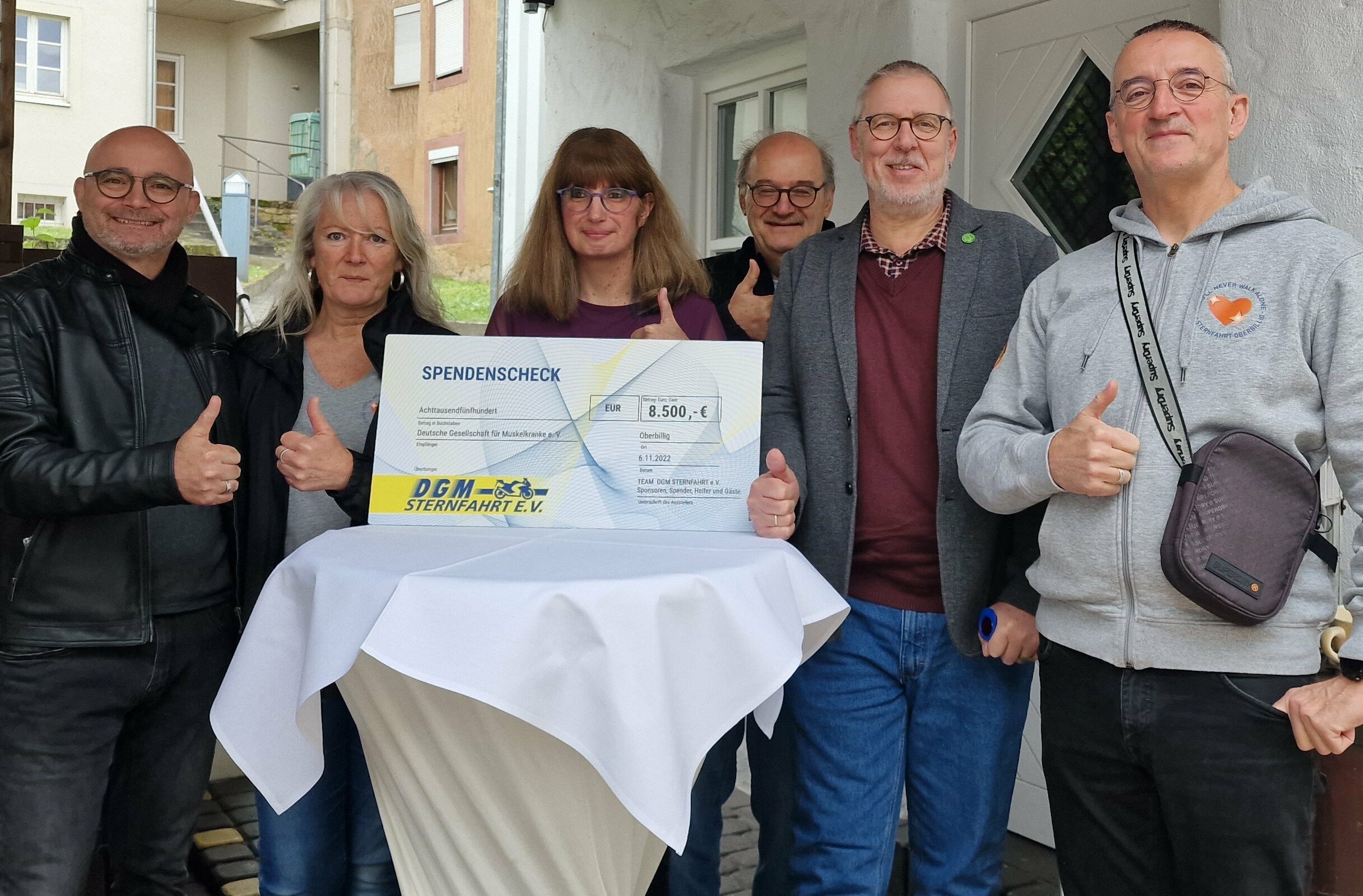 Bei der Spendenübergabe an die DGM, v.l.: Bernd Schreiner (Schriftwart DGM-Sternfahrt), Ricky Schnurr (DGM-Sternfahrt), Silke Schlüter (Vorstand DGM), Michael Bader (Kassenwart DGM LV RLP), Manfred Greis (1. Vorsitzender DGM LV RLP) und Markus Betz.