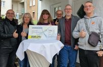 Bei der Spendenübergabe an die DGM, v.l.: Bernd Schreiner (Schriftwart DGM-Sternfahrt), Ricky Schnurr (DGM-Sternfahrt), Silke Schlüter (Vorstand DGM), Michael Bader (Kassenwart DGM LV RLP), Manfred Greis (1. Vorsitzender DGM LV RLP) und Markus Betz.