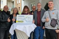 Bei der Spendenübergabe an die DGM, v.l.: Bernd Schreiner (Schriftwart DGM-Sternfahrt), Ricky Schnurr (DGM-Sternfahrt), Silke Schlüter (Vorstand DGM), Michael Bader (Kassenwart DGM LV RLP), Manfred Greis (1. Vorsitzender DGM LV RLP) und Markus Betz.