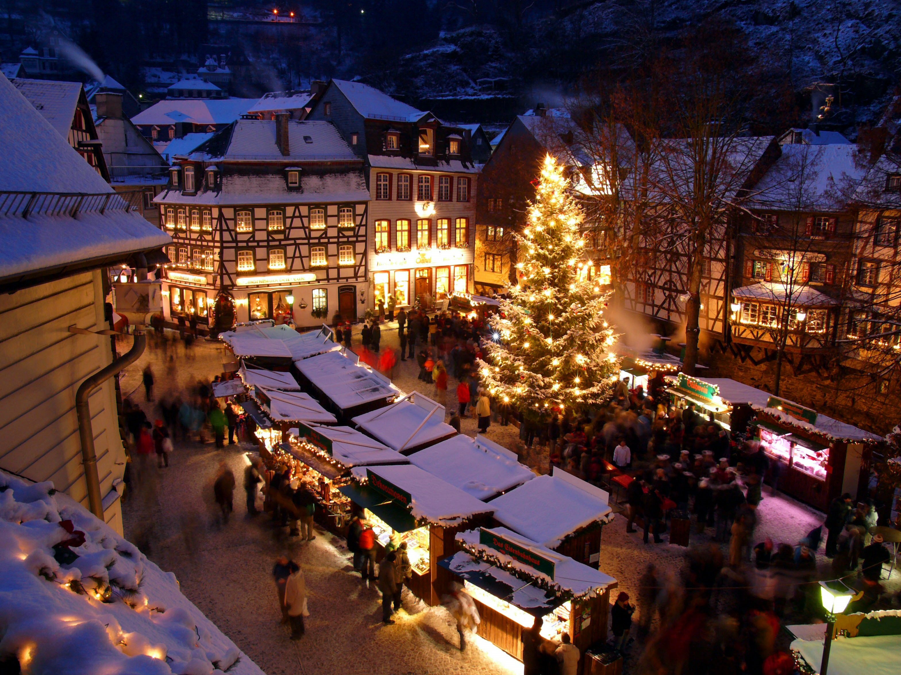 Die Vorbereitungen für den Monschauer Weihnachtsmarkt laufen auch Hochtouren. Das Konzept wurde den aktuellen Gegebenheiten angepasst; weg von großem Trubel zu mehr Beschaulichkeit; weniger Gesamtfläche und weniger Buden, Entzerrung bekannter Engpässe. Stimmungsvolle Kunstobjekte und klassische Konzerte bieten einen Anlass zum Innehalten und Verweilen.
