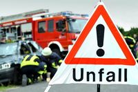 Der Fahrer eines Kleinkraftrads wurde nach einem Unfall im Straßengraben liegen gelassen.