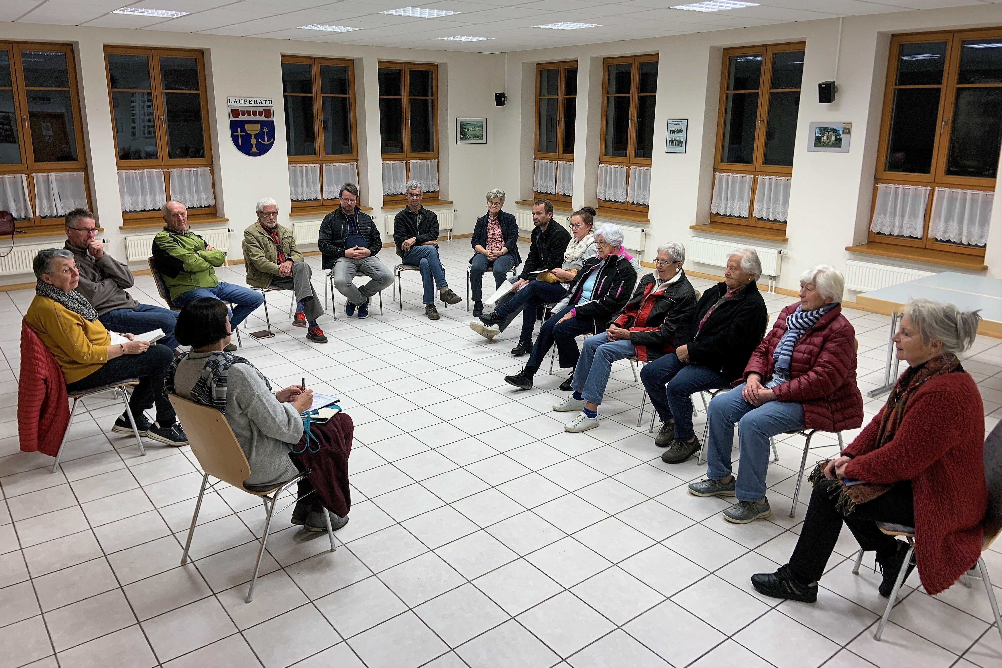 Die Mitglieder des Fördervereins beim Treffen im Dorfgemeinschaftshaus Scheidchen.