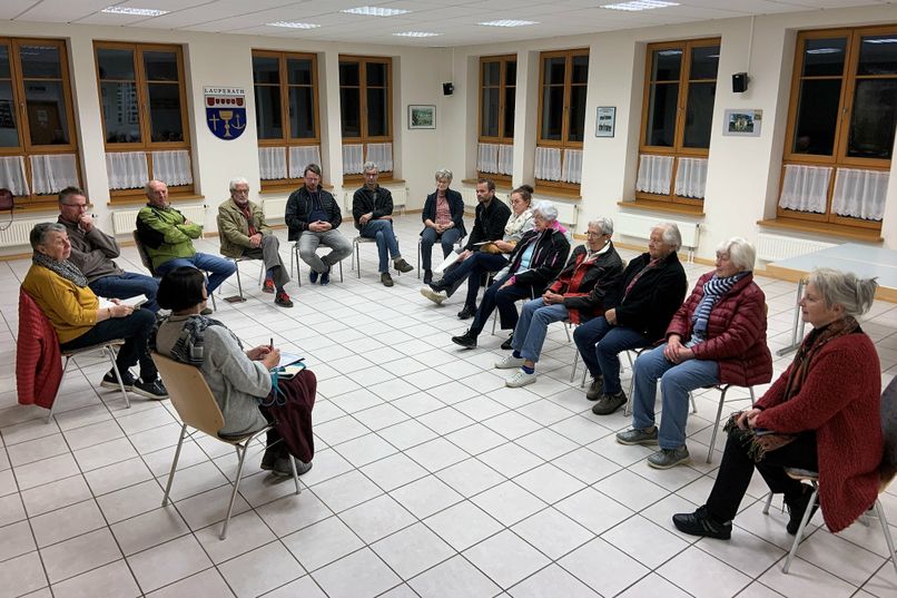 Die Mitglieder des Fördervereins beim Treffen im Dorfgemeinschaftshaus Scheidchen.