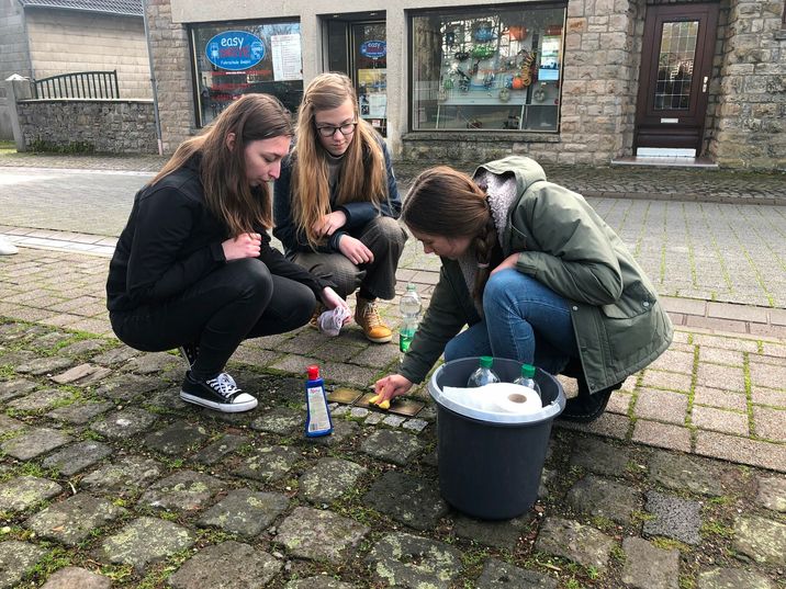 Die drei Stolpersteine für Familie Kaufmann gesäubert, mit Kerzen und Rosen geschmückt haben die Abiturienten des St. Michael-Gymnasiums und damit ein sichtbares, mahnendes Zeichen gesetzt. Foto: T. Förster